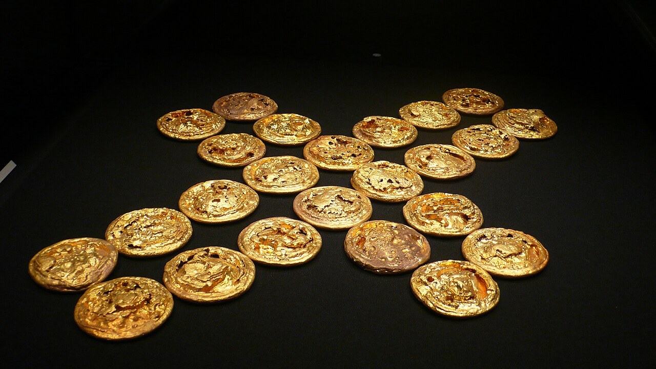 Han-dynasty gold cakes from the tomb of Liu He, Marquis of Haihun