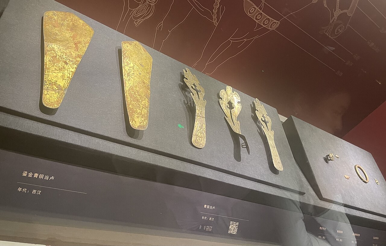 A gallery of artifacts from the tomb of Liu He, Marquis of Haihun, laid out in display cases