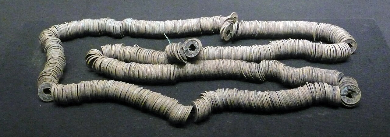 A string of 1,000 Han wuzhu bronze coins from the Haihunhou tomb