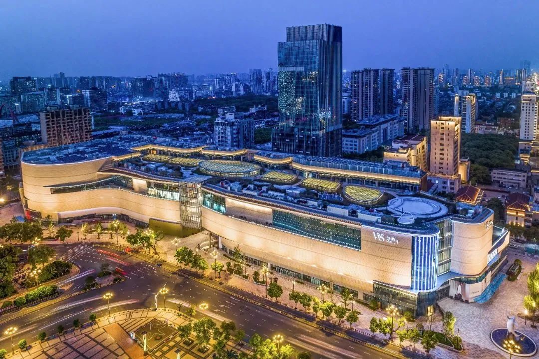 Wushang MALL, Jiangxi's first luxury mall, on the edge of Bayi Square in Nanchang